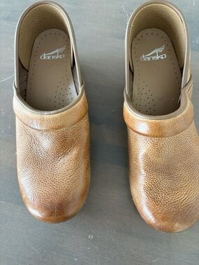 Dansko Pebbled Leather Clogs in Tan Brown Size 9